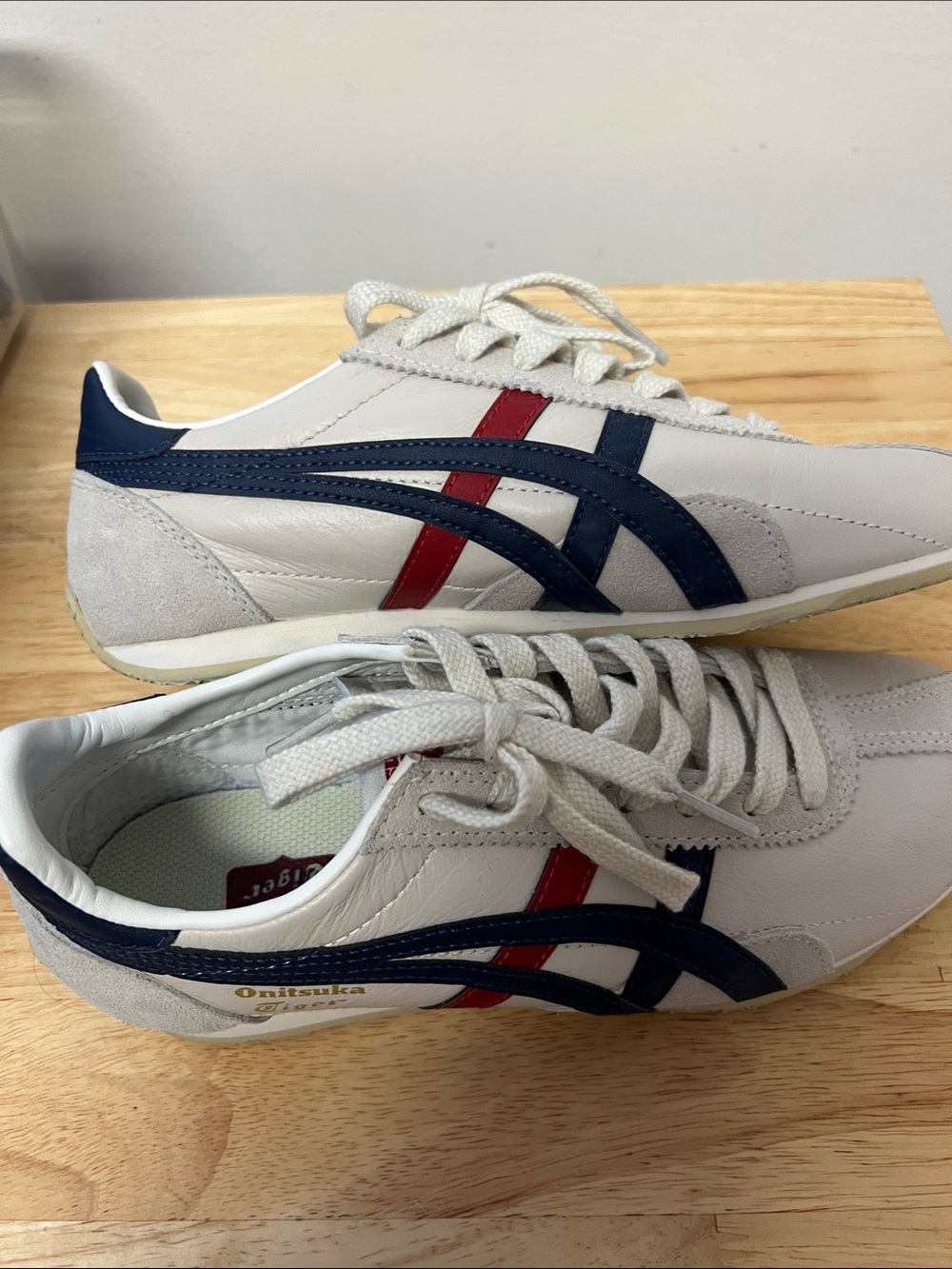 Onitsuka Tiger boys 4 US White Leather Sneakers  new no tag or box never worn